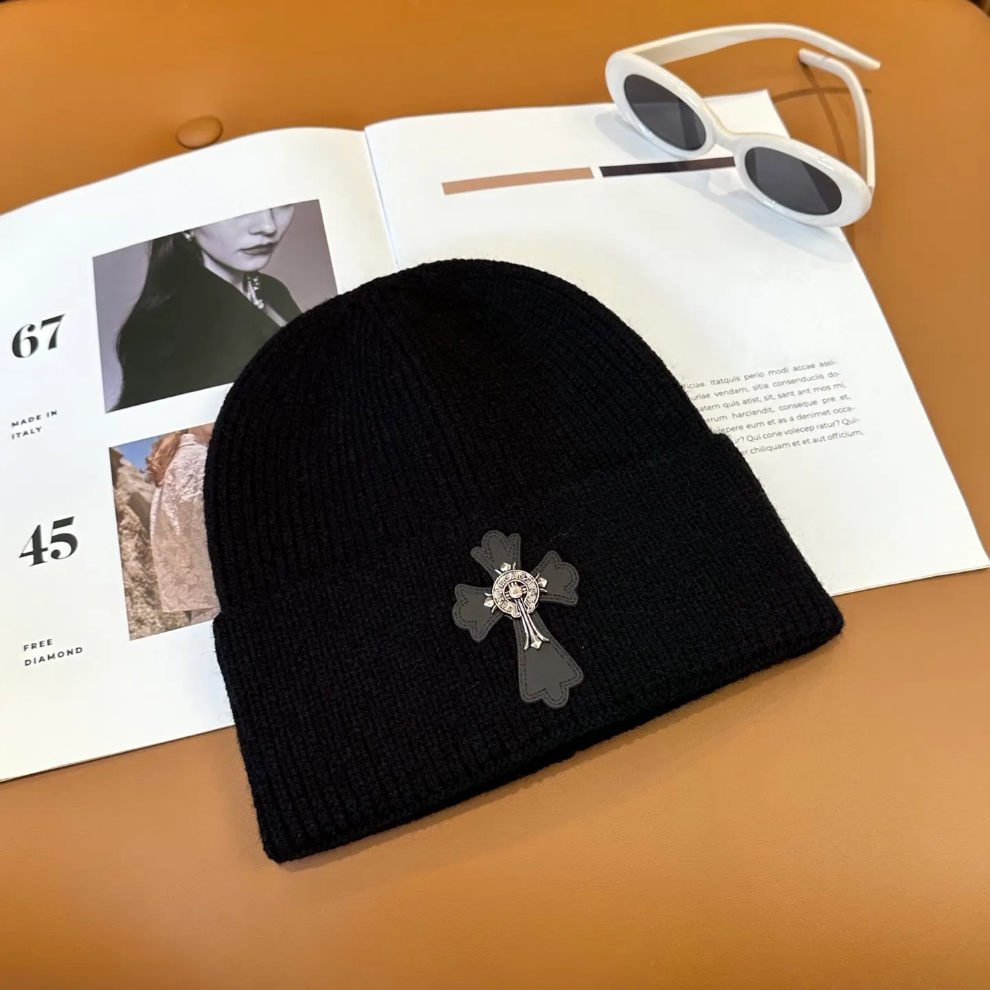 P46 🤍Chrome hearts new autumn and winter cross knitted hat🧶 One of the must-have hats in autumn and winter~ It really looks good on whoever wears it~, it is also a perfect match in black and white and gray in autumn~